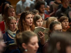 Der Hochschulchor singt brasilianische Musik.