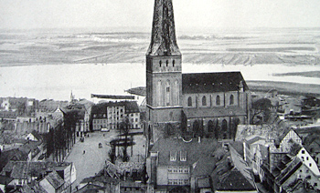 Altes Rostock-Panorama mit dem Alten Markt im Vordergrund